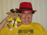 Picture taken by my wife, Islene, to be my new web id.
		The GNU, the FSFLA T-shirt and the red fedora all had to be
		there.